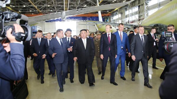 Председатель Государственного совета КНДР Ким Чен Ын осматривает инженерный центр и производственный цех авиационного завода имени Ю. А. Гагарина во время визита в Комсомольск-на-Амуре. 15 сентября 2023