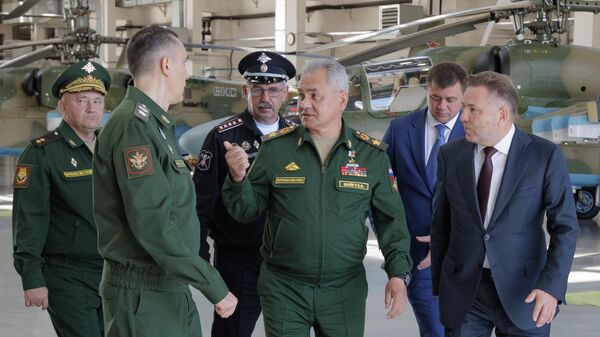 Министр обороны России Сергей Шойгу осматривает вертолетный завод Прогресс в рамках визита в Приморский край. 15 сентября 2023 года