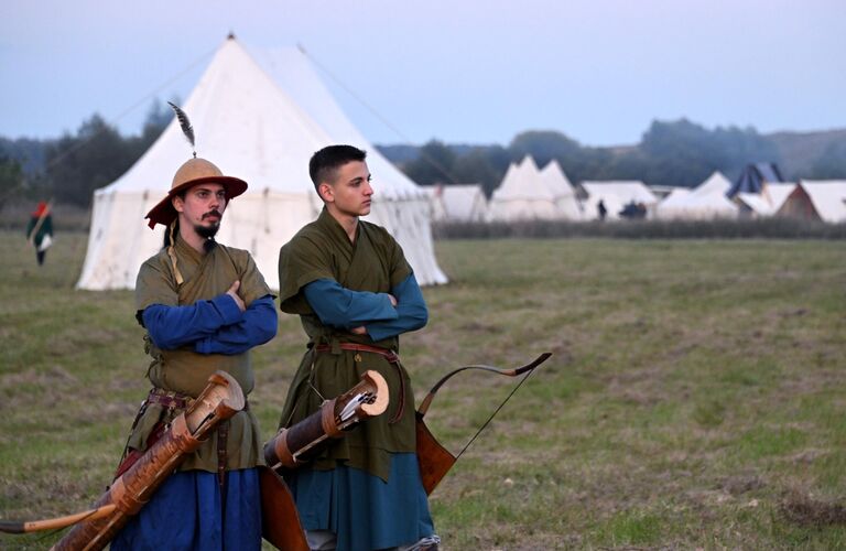 Участники реконструкции сражения в рамках военно-исторического фестиваля Поле Куликово, посвященного годовщине Куликовской битвы, в Тульской области