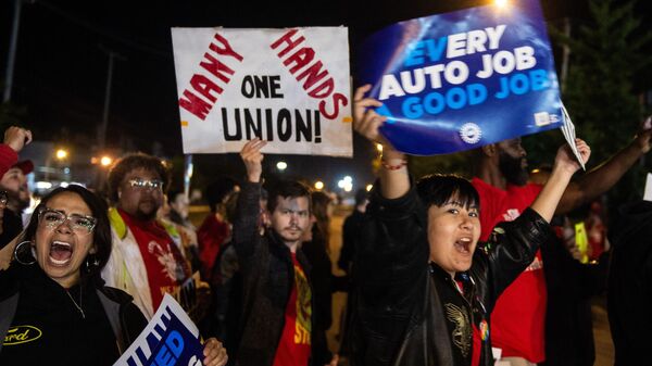 Члены профсоюза United Auto Workers во время пикета через дорогу от сборочного завода Ford в Уэйне, штат Мичиган. 15 сентября 2023