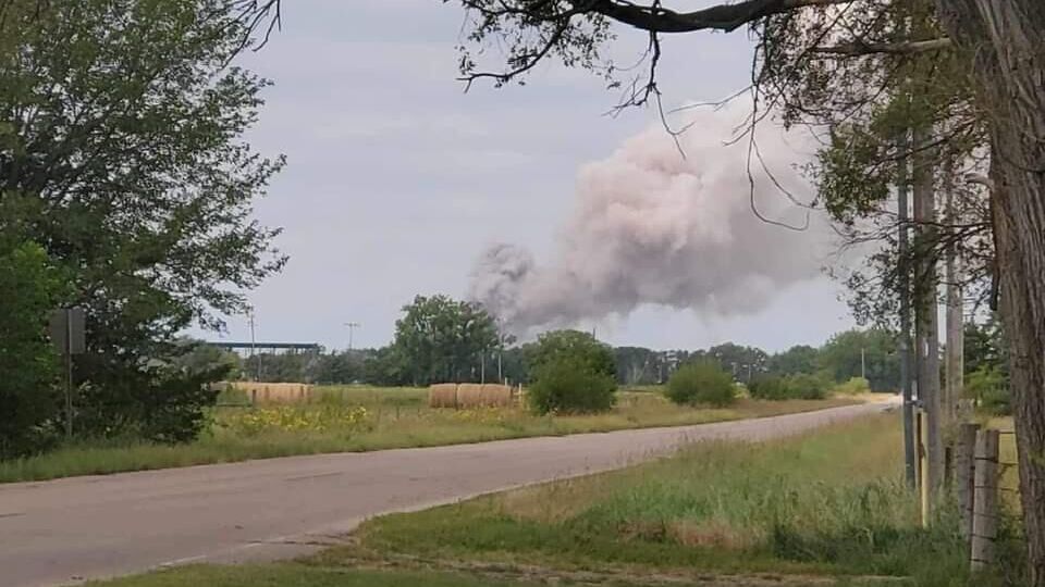 Дым на месте взрыва вагона поезда с хлорной кислотой на железнодорожной станции компании Union Pacific Railroad Bailey Yards в штате Небраска. 14 сентября 2023 - РИА Новости, 1920, 15.09.2023