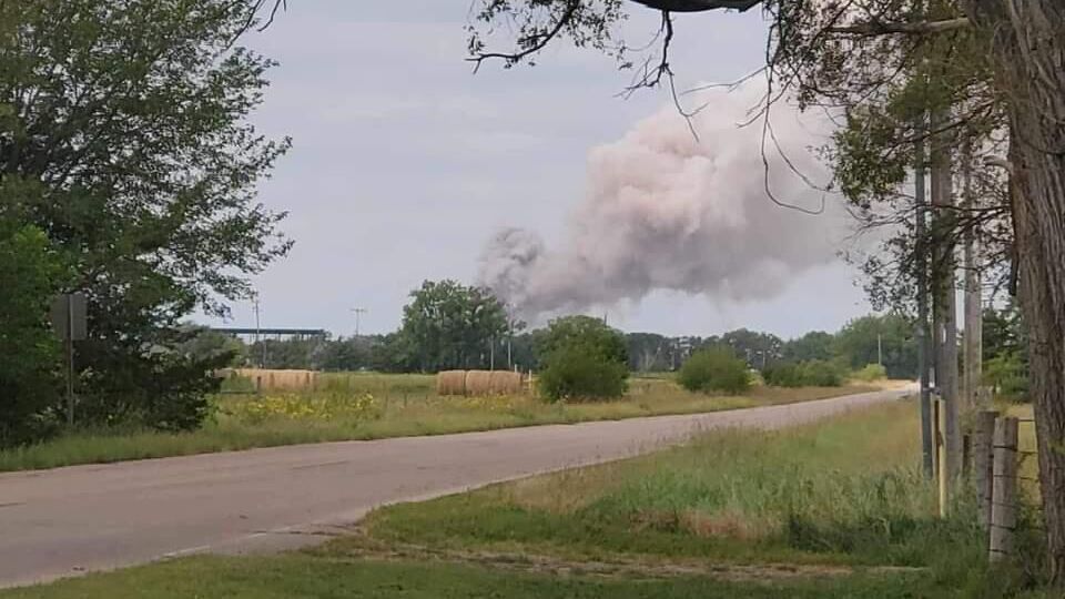 Дым на месте взрыва вагона поезда с хлорной кислотой на железнодорожной станции компании Union Pacific Railroad Bailey Yards в штате Небраска. 14 сентября 2023 - РИА Новости, 1920, 15.09.2023