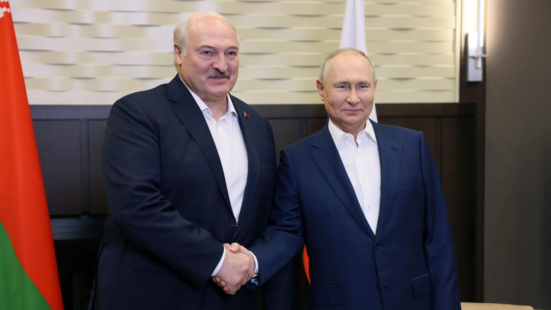 Владимир Путин и президент Белоруссии Александр Лукашенко (слева) во время встречи - РИА Новости, 1920, 15.09.2023