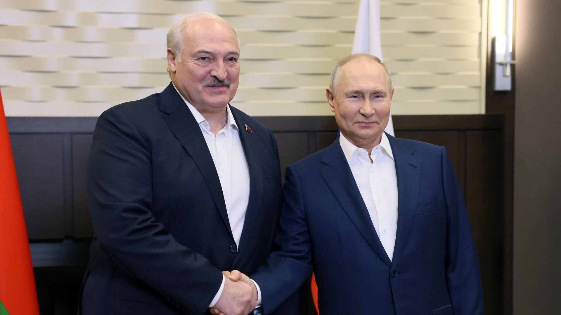 Владимир Путин и президент Белоруссии Александр Лукашенко (слева) во время встречи - РИА Новости, 1920, 15.09.2023