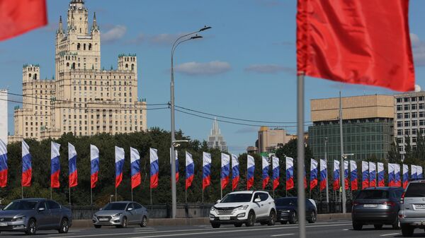 Российские флаги на фоне высотного здания на Кудринской площади в Москве