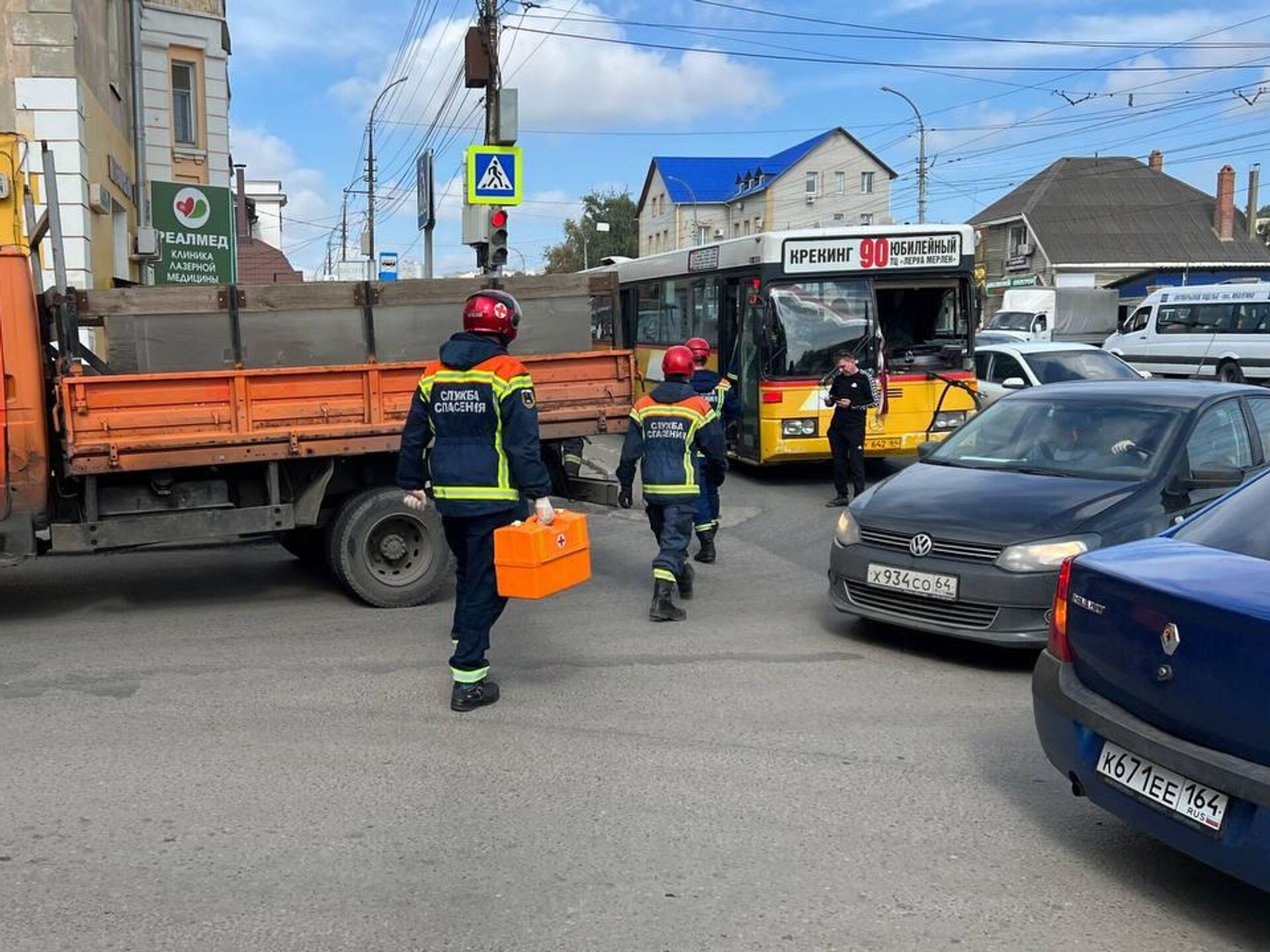 В Саратове в ДТП с автобусом пострадали ребенок и два взрослых - РИА  Новости, 15.09.2023