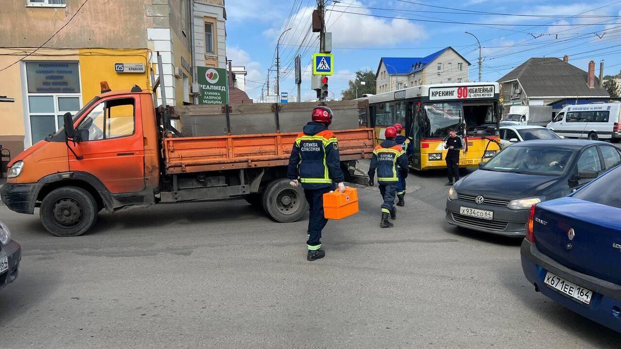 Место ДТП в Саратове, в результате которого столкнулись грузовик и автобус. 15 сентября, 2023 - РИА Новости, 1920, 15.09.2023