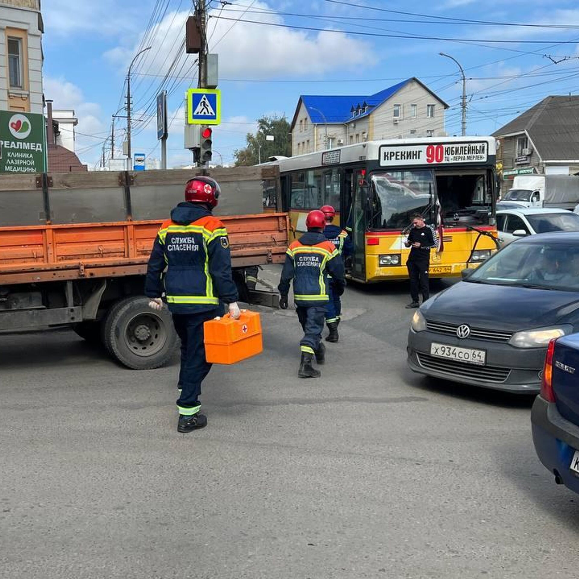 В Саратове в ДТП с автобусом пострадали ребенок и два взрослых - РИА  Новости, 15.09.2023