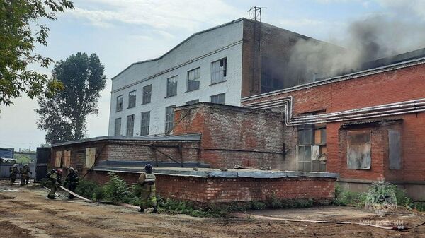 Пожар в здании завода в Самаре на улице Калинина