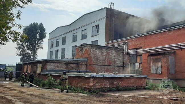 Пожар в здании завода в Самаре на улице Калинина