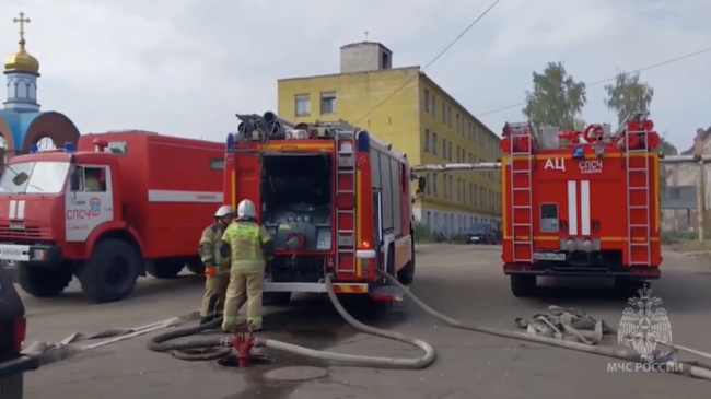 Пожар в здании завода в Самаре на улице Калинина