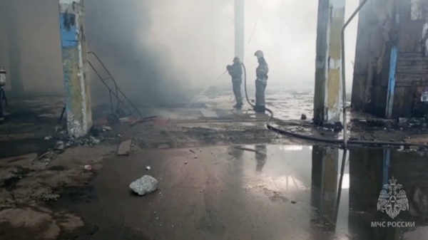 Пожар в здании завода в Самаре на улице Калинина