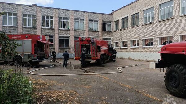Пожарно-спасательные подразделения после ликвидации пожара на территории школы №23 в Великом Новгороде. 15 сентября 2023
