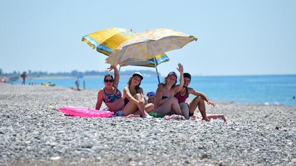 Отдыхающие на пляже в городе Гагры в Абхазии