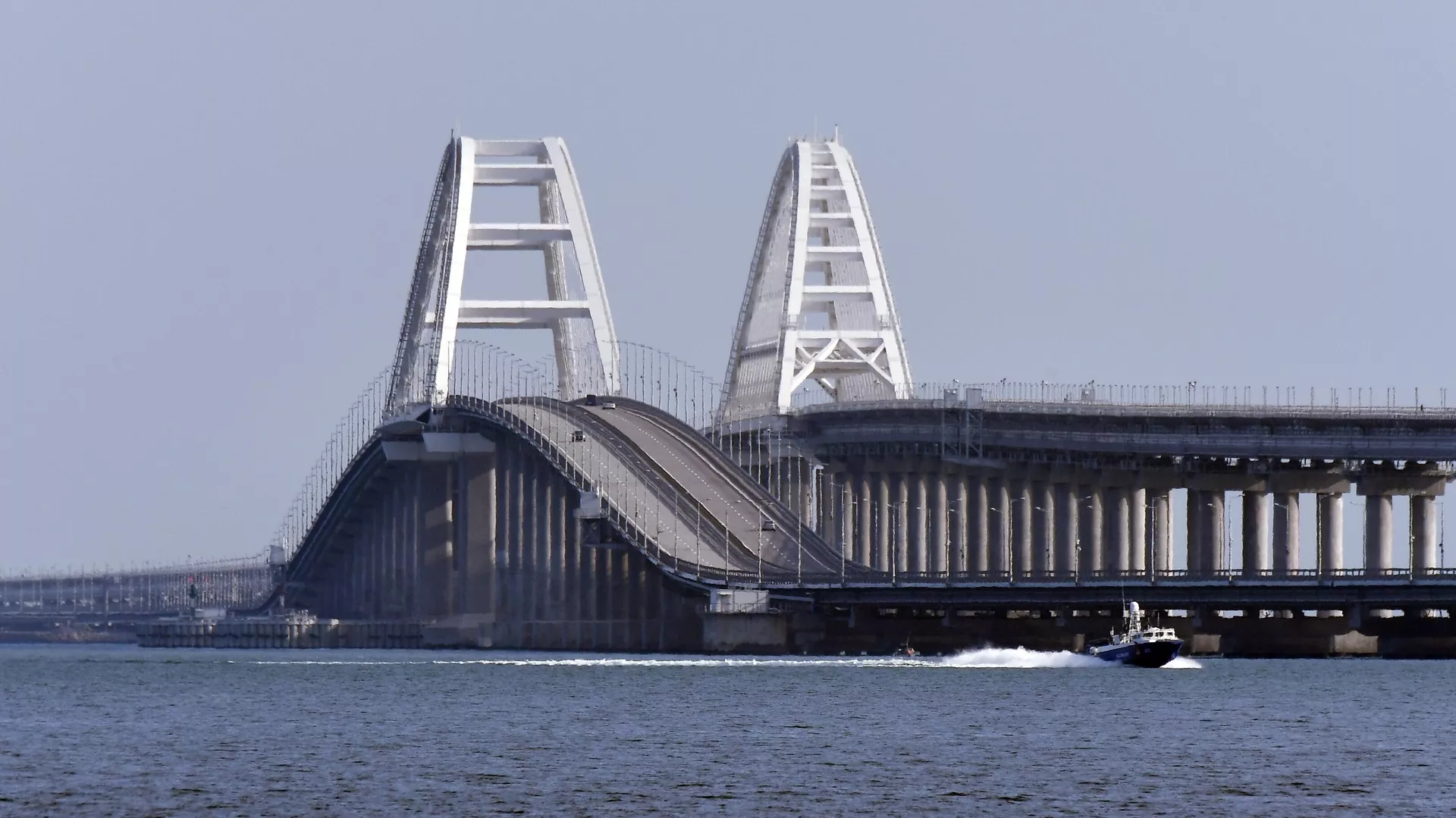Бандэрофашисты попытались атаковать Крымский мост комбинированным ударом крылатыми ракетами — британскими Storm Shadow и американскими ракетами-приманками ADM-160 MALD