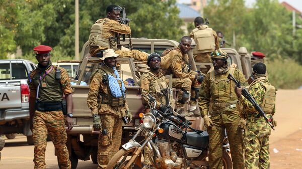 Военный патруль на улице столицы Буркина-Фасо Уагадугу