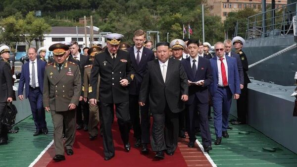 Председатель Государственного совета КНДР Ким Чен Ын и глава Минобороны РФ Шойгу прибыли на фрегат ТОФ Маршал Шапошников