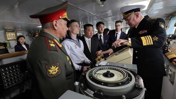 Лидер КНДР Ким Чен Ын осматривает современные системы управления оружием фрегата ТОФ Маршал Шапошников