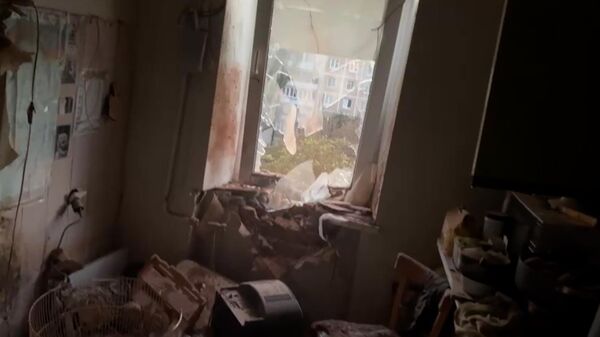Кадры с места попадания боеприпаса в многоэтажный дом в Донецке