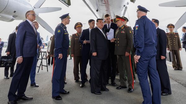 Лидер КНДР Ким Чен Ын и министр обороны РФ Сергей Шойгу на аэродроме Кневичи во Владивостоке