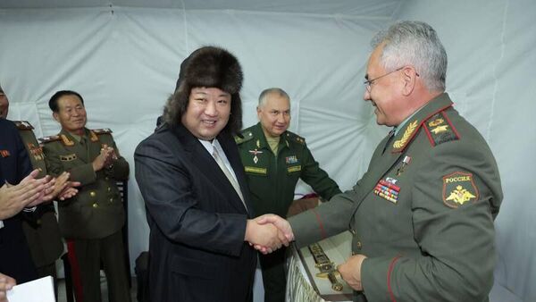 Лидер КНДР Ким Чен Ын и министр обороны России Сергей Шойгу во время посещения базы ТОФ