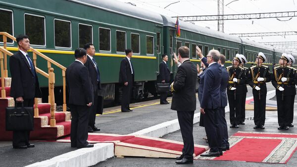 Поезд председателя государственных дел КНДР Ким Чен Ына во время отправления с железнодорожной станции Артем - Приморский 1.