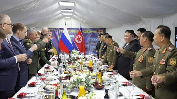 Лидер КНДР Ким Чен Ын и министр обороны РФ Сергей Шойгу во время обеда