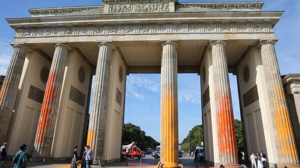 Экоактивисты движения Последнее поколение измазали краской Бранденбургские ворота в Берлине
