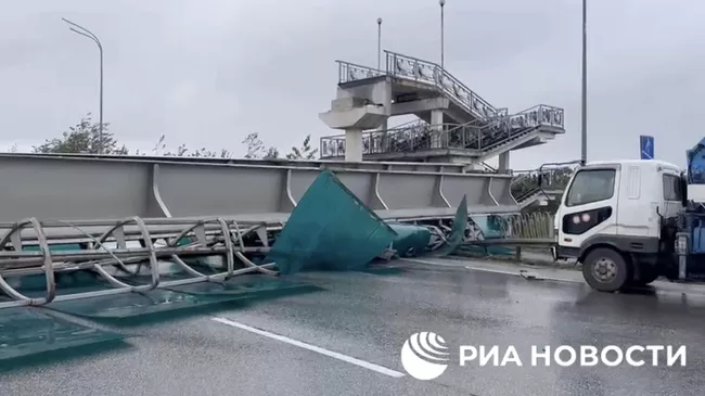 На месте обрушения пешеходного виадука на выезде из Владивостока. Кадр видео
