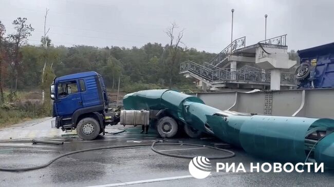 На месте обрушения пешеходного виадука на выезде из Владивостока. Кадр видео