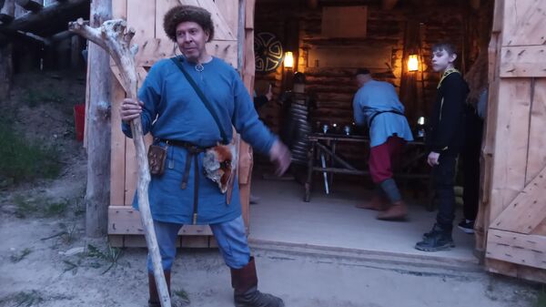 Экскурсовод в костюме славянского купца в поселении викингов Кауп