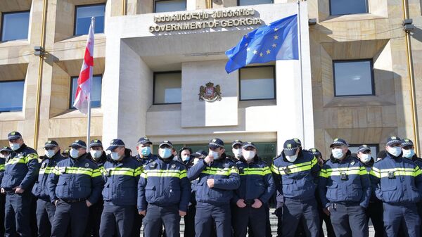 Полицейские у здания администрации правительства Грузии в Тбилиси