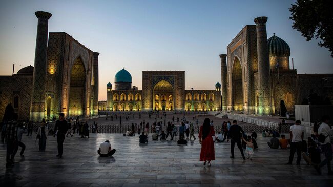 Площадь Регистан и три медресе, обрамляющих площадь с трех сторон - медресе Улугбека, медресе Шердор и медресе Тилля-Кари в Самарканде