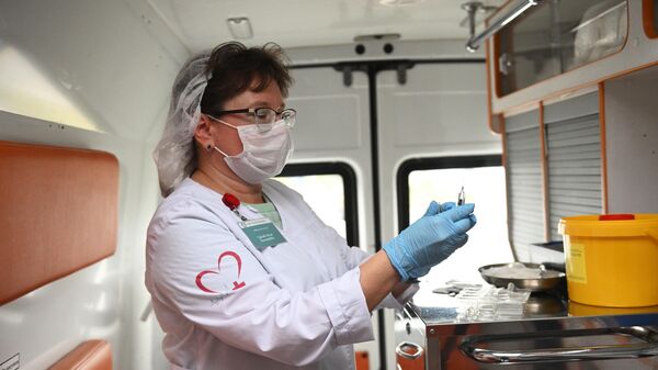 Медицинский работник в мобильном пункте вакцинации населения от гриппа