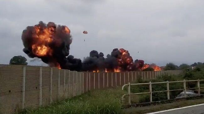 Крушение самолета итальянской пилотажной группы Frecce Tricolore под Турином. Кадр видео очевидца