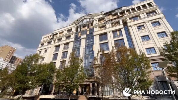 Здание администрации главы ДНР в Донецке после обстрела