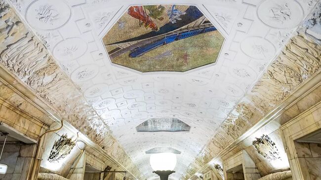 Исторические барельефы на станции метро Новокузнецкая в Москве