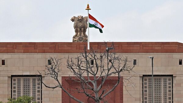 Национальный флаг Индии развевается над новым зданием индийского парламента