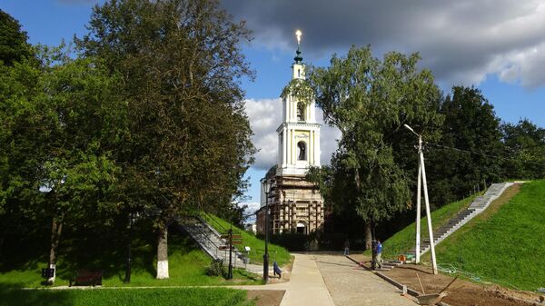 Вход в Верейский кремль и колокольня Рождественского собора (1802 г.)