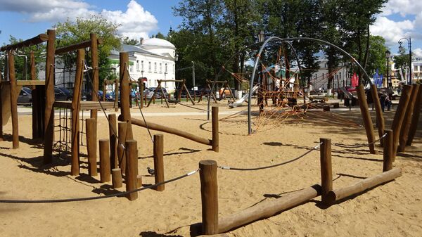Около торговых рядов оборудовали детскую площадку, в Комсомольском сквере