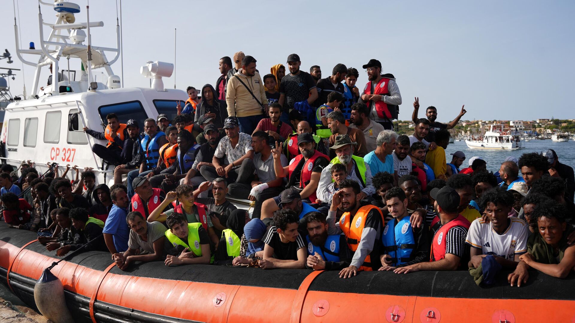 Мигранты прибывают на итальянский остров Лампедуза, 18 сентября 2023 года - РИА Новости, 1920, 19.09.2023