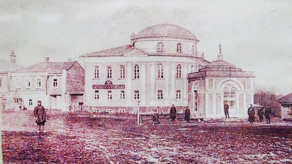 Здание Уездного училища и часовня Параскевы Пятницы. Фото начала 20 века из Краеведческого музея Вереи