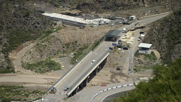 Мост и контрольно-пропускной пункт на дороге в Нагорный Карабах