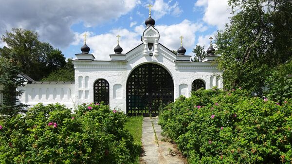 Ворота Спасского монастыря у Входоиерусалимской церкви