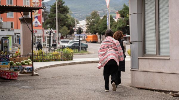 Жители на улице Степанакерта в Нагорном Карабахе