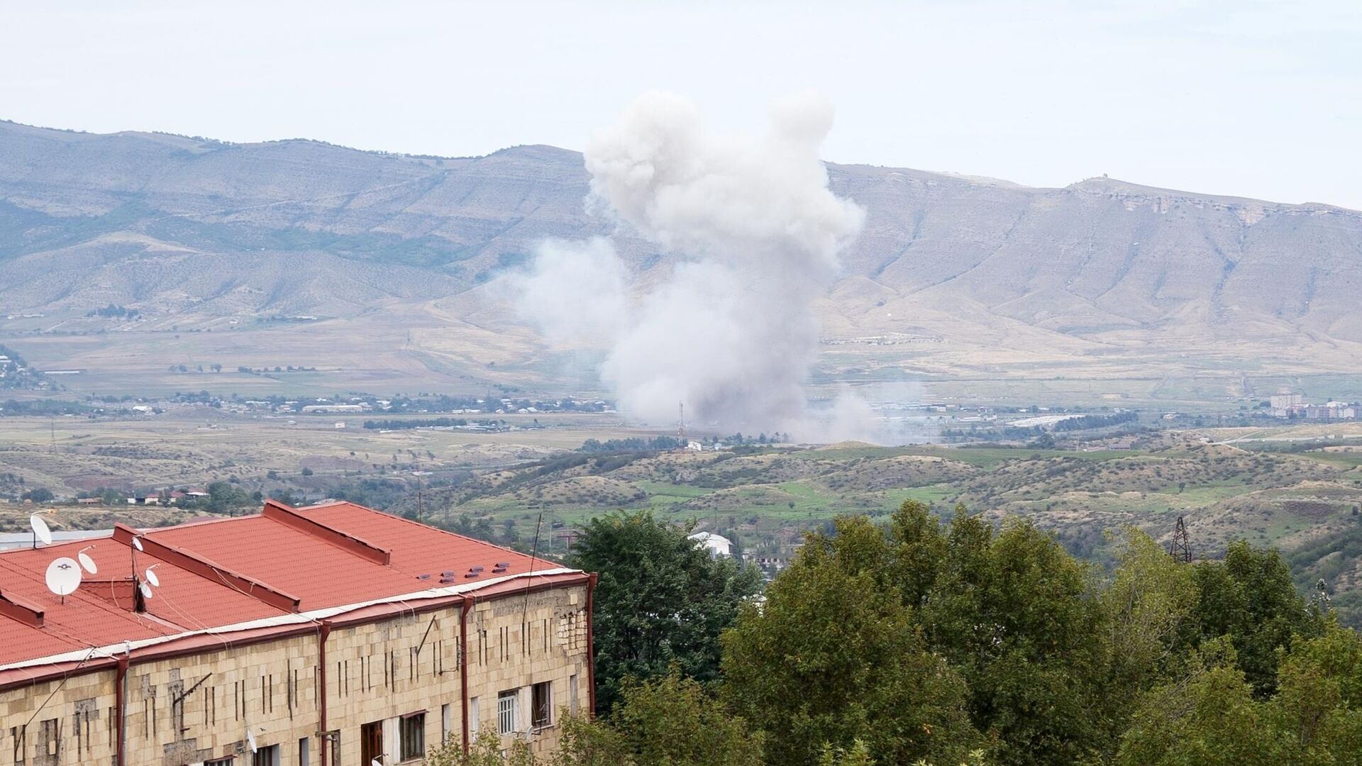 Дым в окрестностях Степанакерта в Нагорном Карабахе1