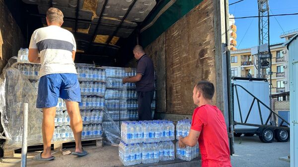 Единоборцы из Анапы отправили 1,5 тонны чистой воды бойцам СВО в Донецк
