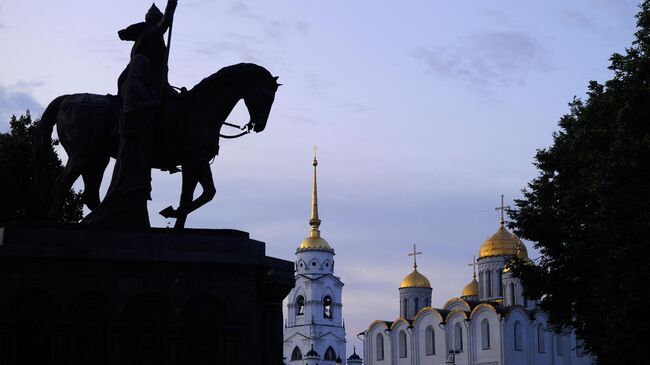 Памятник князю Владимиру и святителю Феодору и Успенский сбор во Владимире