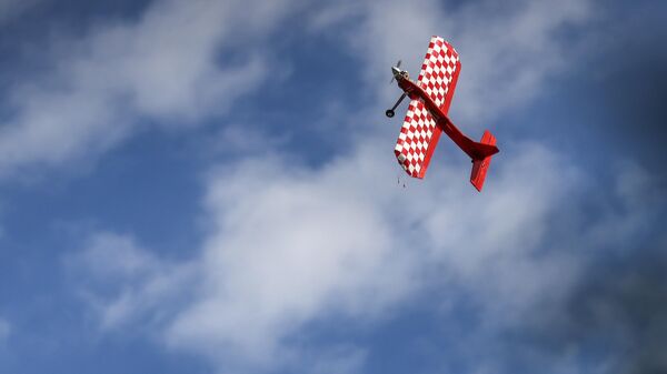 Авиамодель в небе во время соревнований авиамоделистов