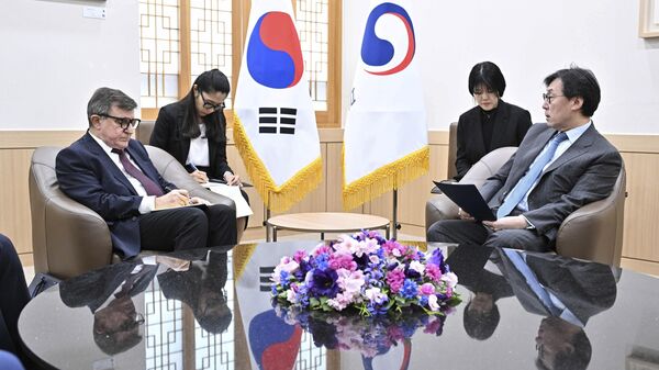 Заместитель министра иностранных дел Южной Кореи Чан Хо Чжин беседует с послом России в Южной Корее Андреем Куликом в здании МИД в Сеуле